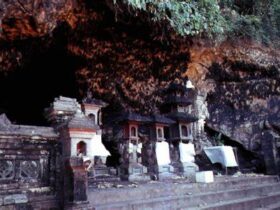 Exploring Goa Lawah Temple