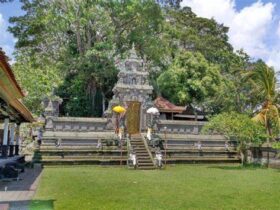 Visiting Pura Ulun Siwi Temple.