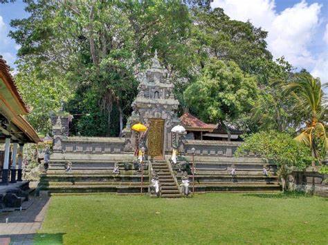 Visiting Pura Ulun Siwi Temple.